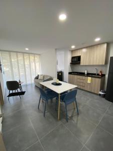 Una cocina o cocineta en calido y tranquilo apartamento