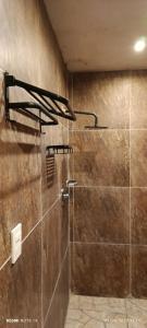 a shower in a bathroom with a glass wall at Casa isyosandra 1 in Acapulco