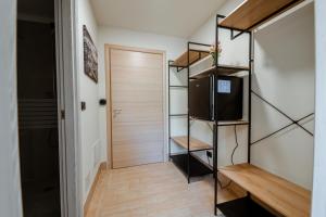 a small room with a closet and a television at Independent Rooms in Verona