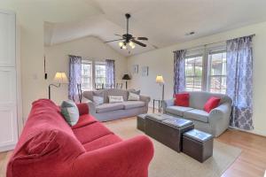 - un salon avec un canapé rouge et deux canapés dans l'établissement 5175 - Beach Bliss, à Croatan Shores