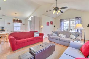 un salon avec un canapé rouge et une table dans l'établissement 5175 - Beach Bliss, à Croatan Shores