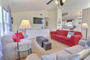 un salon avec deux canapés rouges et une cuisine dans l'établissement 5175 - Beach Bliss, à Croatan Shores 28 autres photos