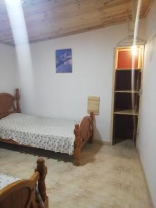 Łóżko lub łóżka w pokoju w obiekcie Casa ecologica, autosuficiente en Lomo Blanco, dentro de una casa rodeada de naturaleza