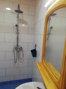 Łazienka w obiekcie Casa ecologica, autosuficiente en Lomo Blanco, dentro de una casa rodeada de naturaleza