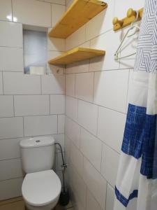 Łazienka w obiekcie Casa ecologica, autosuficiente en Lomo Blanco, dentro de una casa rodeada de naturaleza