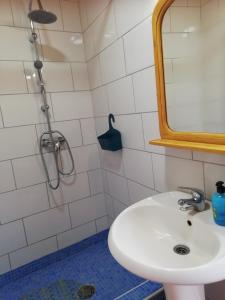 Łazienka w obiekcie Casa ecologica, autosuficiente en Lomo Blanco, dentro de una casa rodeada de naturaleza