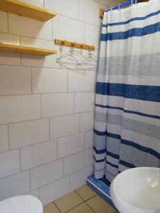 Łazienka w obiekcie Casa ecologica, autosuficiente en Lomo Blanco, dentro de una casa rodeada de naturaleza