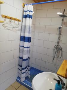 Łazienka w obiekcie Casa ecologica, autosuficiente en Lomo Blanco, dentro de una casa rodeada de naturaleza
