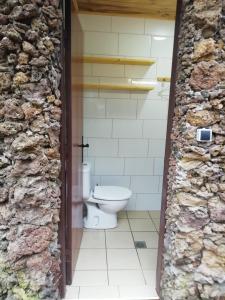 Łazienka w obiekcie Casa ecologica, autosuficiente en Lomo Blanco, dentro de una casa rodeada de naturaleza