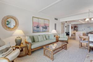 una sala de estar con un sofá y una mesa en DL303 - Herpy, en Nags Head