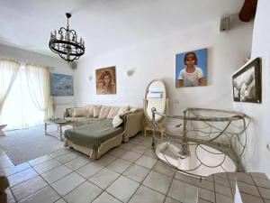 a living room with a couch and a mirror at Hébergement cycladique - près de Panormos in Mykonos
