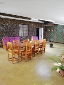 Część wypoczynkowa w obiekcie Casa ecologica, autosuficiente en Lomo Blanco, dentro de una casa rodeada de naturaleza
