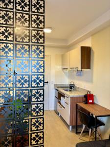 una cocina con mesa de madera y un asterisco de cocina en Sampa Stay - Chácara Klabin, en São Paulo
