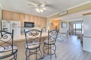 Una cocina y un comedor con mesa y sillas. en DL301 - Dune Lantern 301, en Nags Head