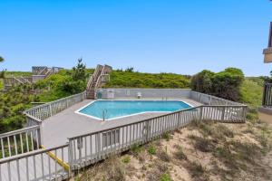 una piscina con una barra de metal alrededor en ONB1 - Another Day in Paradise, en Nags Head