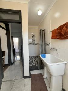 Un baño con ducha, inodoro y lavabo. en 94 Buren Street, en Welkom