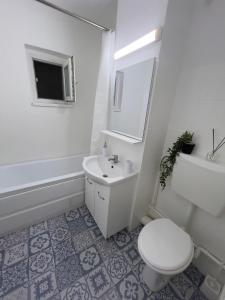 Et badeværelse på BeachLuxe Andreea - 5 min to beach + 5 billeder