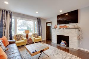 Televiisor ja/või meelelahutuskeskus majutusasutuses Charming Baltimore Getaway - 5 Miles to Downtown!