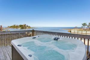 una vasca idromassaggio su una terrazza con vista sull'oceano di 8625 - Blue Crush a Frisco