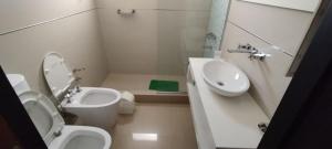 ein weißes Badezimmer mit Toilette und Waschbecken in der Unterkunft El rancho e Matias in Villa Lía + 14 Fotos