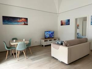un soggiorno con un divano e un tavolo di Holiday House Marsala a Marsala