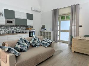 un soggiorno con divano e cucina di Holiday House Marsala a Marsala Altre 18 foto