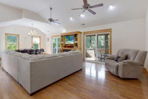Sea Hawkにある2088 - Big Guppyのソファと椅子とテーブルのあるリビングルーム