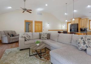 Sea Hawkにある2088 - Big Guppyのソファとテーブルのあるリビングルーム