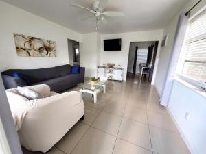 Χώρος καθιστικού στο Sophisticated Dania Beach Suites Near the Beach +12 φωτογραφίες