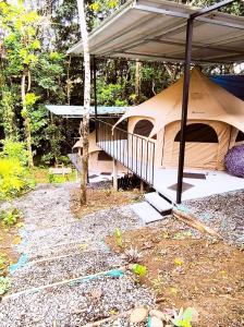 Taman di luar Sloth View Glamping