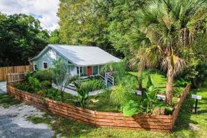 ein kleines Haus mit einer Palme davor in der Unterkunft Casa Madeore Luxury Bungalow in St. Augustine