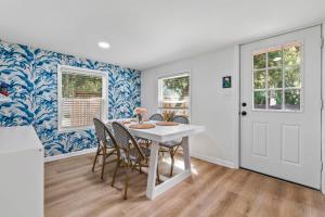ein Esszimmer mit einem weißen Tisch und Stühlen in der Unterkunft Casa Madeore Luxury Bungalow in St. Augustine
