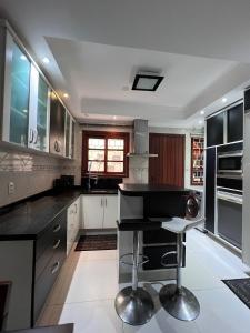 Nhà bếp/bếp nhỏ tại Triplex com hidro 15 min do Barra