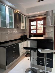 Nhà bếp/bếp nhỏ tại Triplex com hidro 15 min do Barra +5 ảnh