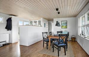 Un comedor con mesa y sillas en 2 Bedroom Amazing Home In Bogense, en Bogense