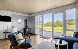 Una sala de estar con un sofá y una chimenea. en 2 Bedroom Amazing Home In Bogense, en Bogense