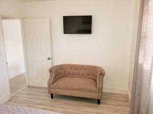 Μια τηλεόραση ή/και κέντρο ψυχαγωγίας στο Sophisticated Dania Beach Suites Near the Beach