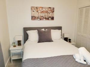 Ένα ή περισσότερα κρεβάτια σε δωμάτιο στο Sophisticated Dania Beach Suites Near the Beach