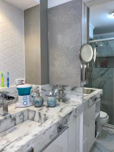 Phòng tắm tại Triplex com hidro 15 min do Barra