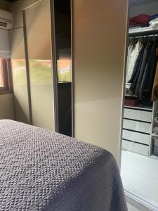 Giường trong phòng chung tại Triplex com hidro 15 min do Barra