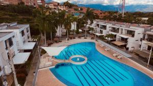 an overhead view of a swimming pool at a hotel at Ciudadela Santa fe Apartasol 4 A 2 in Santa Fe de Antioquia