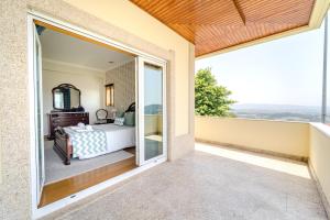 una camera da letto con vista su un letto e un balcone di Casa Ar-Belo by House and People  Altre 49 foto