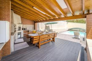 patio con tavolo, ombrellone e piscina di Casa Ar-Belo by House and People 