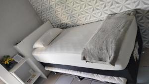 a small bed in a small room with at Pernoitar in São José