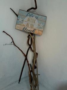 uma placa que diz "passeie com a prancha" em um galho em Turtle Nest Mayreau em Mayreau