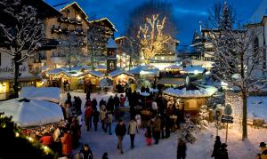 a crowd of people walking around a christmas market at Landhaus am Golfplatz in Seefeld in Tirol