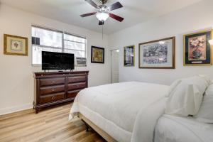 TV a/nebo společenská místnost v ubytování Walk to Food and Art Condo in Historic Riverside