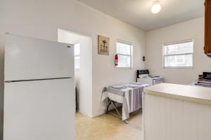 Kuchyň nebo kuchyňský kout v ubytování Walk to Food and Art Condo in Historic Riverside