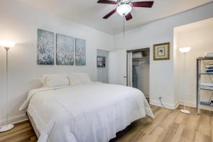 Postel nebo postele na pokoji v ubytování Walk to Food and Art Condo in Historic Riverside