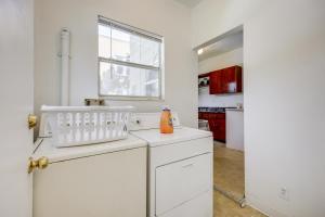 Kuchyň nebo kuchyňský kout v ubytování Walk to Food and Art Condo in Historic Riverside + 16 fotografií